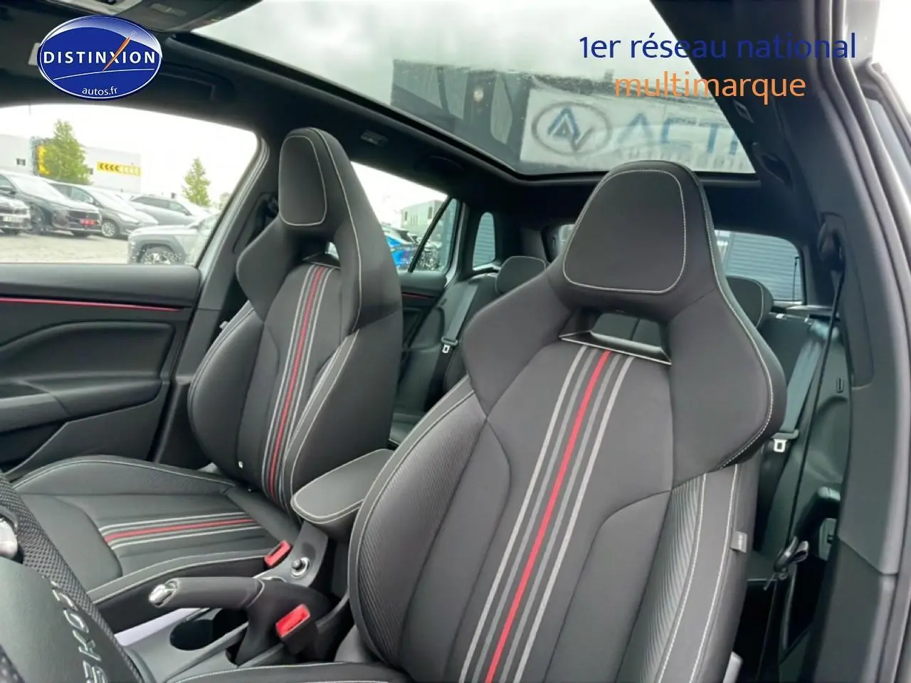 Vue intérieure des sièges avant sport noirs avec bandes rouges et grises du Skoda Kamiq blanc nacré 2026 Monte Carlo.