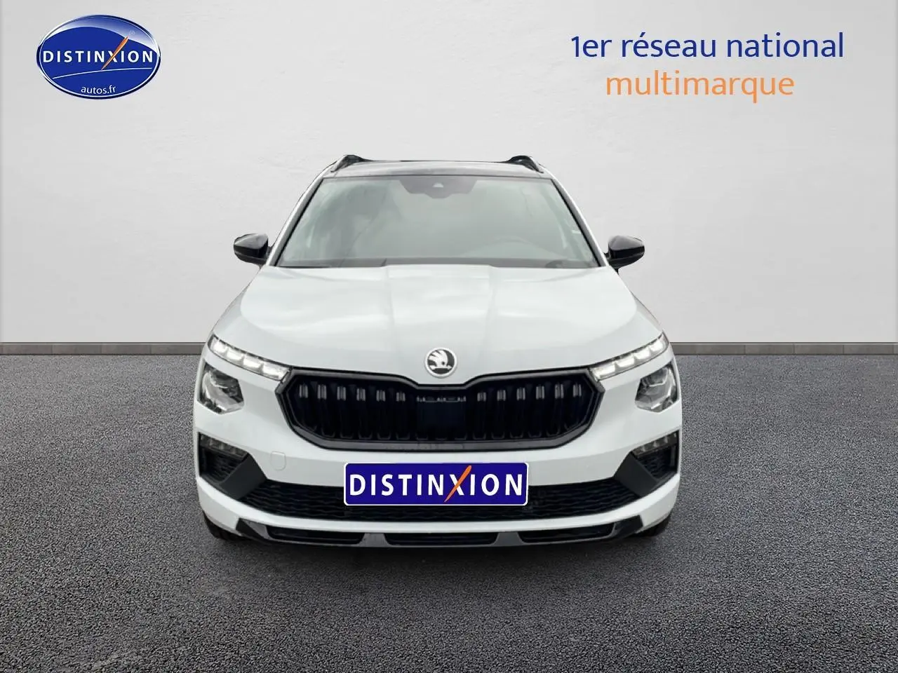 Vue avant d'un Skoda Kamiq blanc nacré avec calandre noire et phares LED distinctifs.