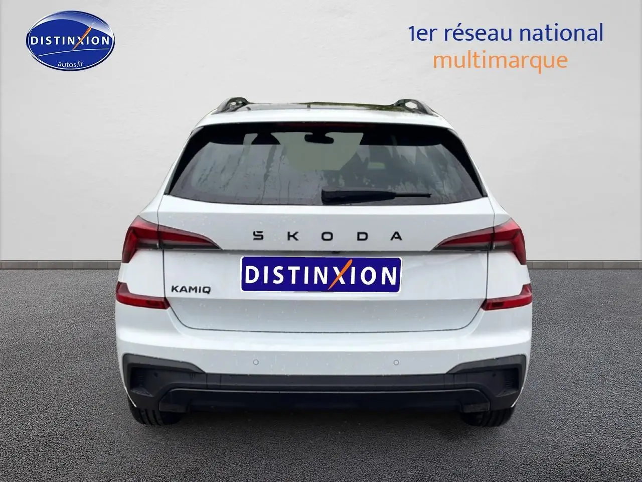Vue arrière d'un Skoda Kamiq blanc nacré avec feux LED et diffuseur noir, immatriculé Distinxion.