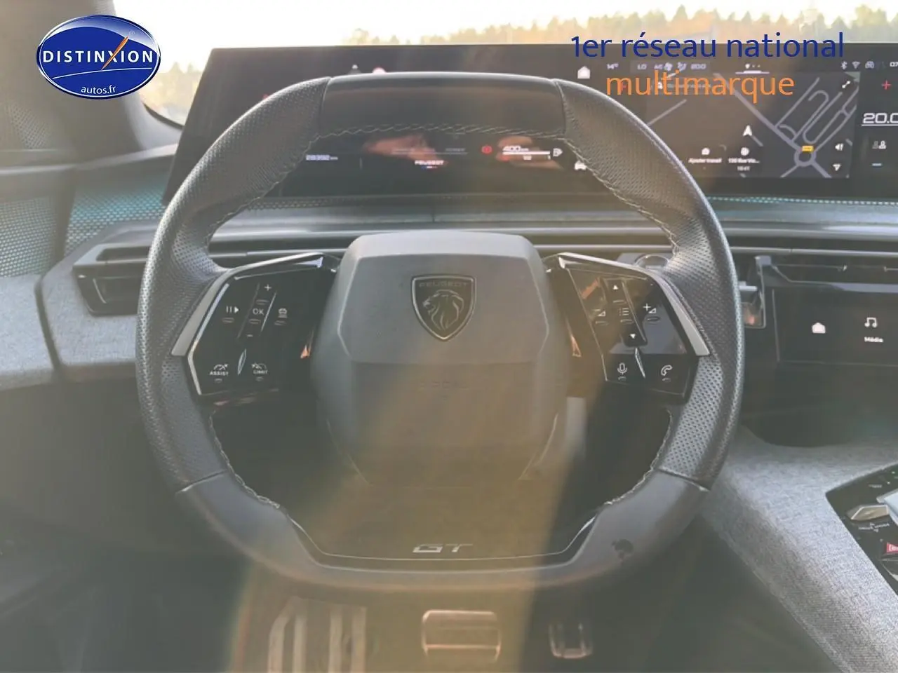 Vue rapprochée du volant cuir multifonction Peugeot 3008 gris 2025 avec logo et commandes intégrées.