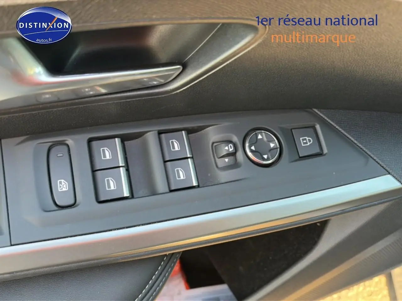 Gros plan sur les commandes des vitres et rétroviseurs côté conducteur d’un Peugeot 3008 gris 2025.