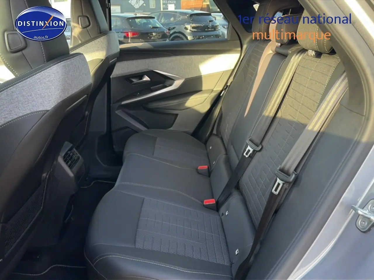 Vue côté droit de la banquette arrière grise du Peugeot 3008 1.2 hybrid 145 GT avec ceintures et appuis-tête.