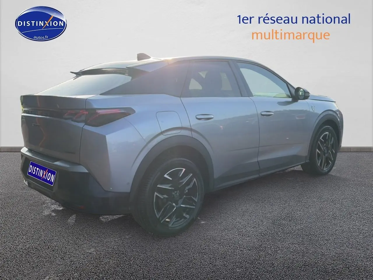 Peugeot 3008 gris vue 3/4 arrière droit, avec jantes alu noires et feux arrière LED distinctifs.