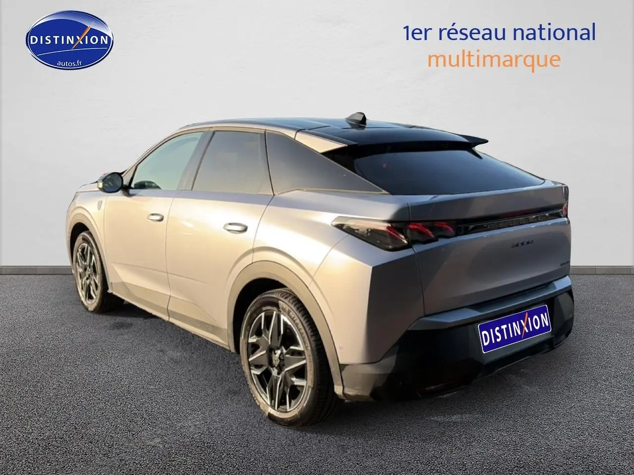 Peugeot 3008 gris 3/4 arrière droit, jantes alu et vitres arrière surteintées visibles.
