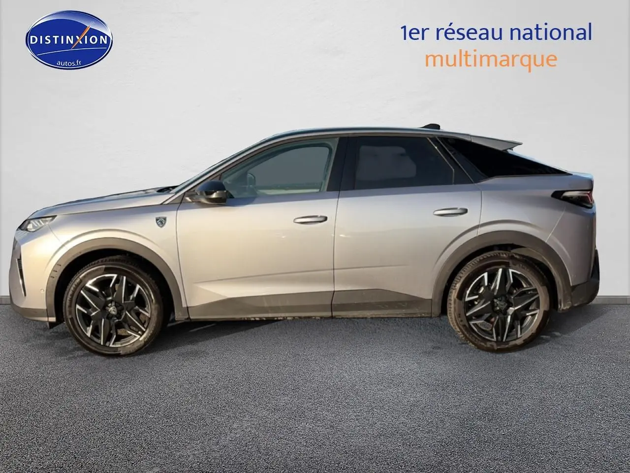 Vue latérale gauche d'un Peugeot 3008 gris 2025 avec jantes alliage noires et toit noir contrasté.