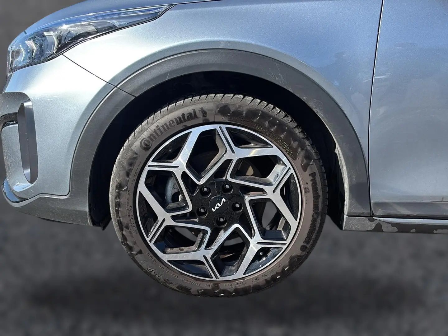 Gros plan sur la roue avant gauche du KIA Xceed gris 2024 avec jante alliage noire et argentée au design géométrique.