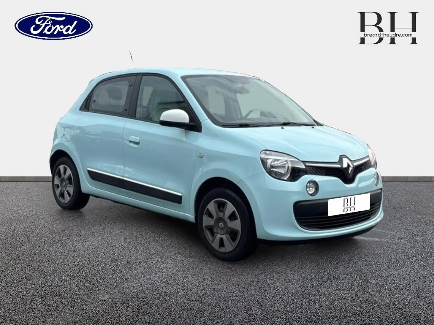Renault Twingo Bleu Dragée vue 3/4 avant droit, avec becquet arrière et jantes noires et grises.