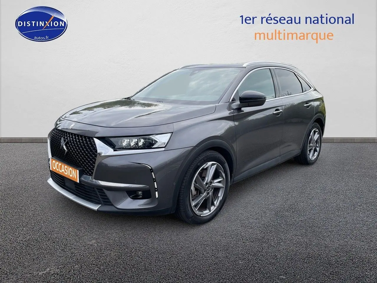 Vue 3/4 avant droit d'un DS7 Crossback E-TENSE gris platinium métallisé avec calandre noire et jantes alliage bicolores.