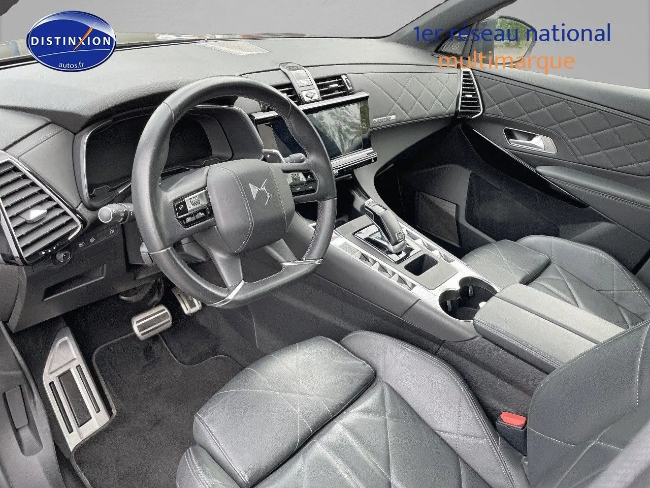 Vue intérieure côté conducteur du DS7 Crossback E-TENSE 2021 avec cuir noir matelassé et console centrale moderne.
