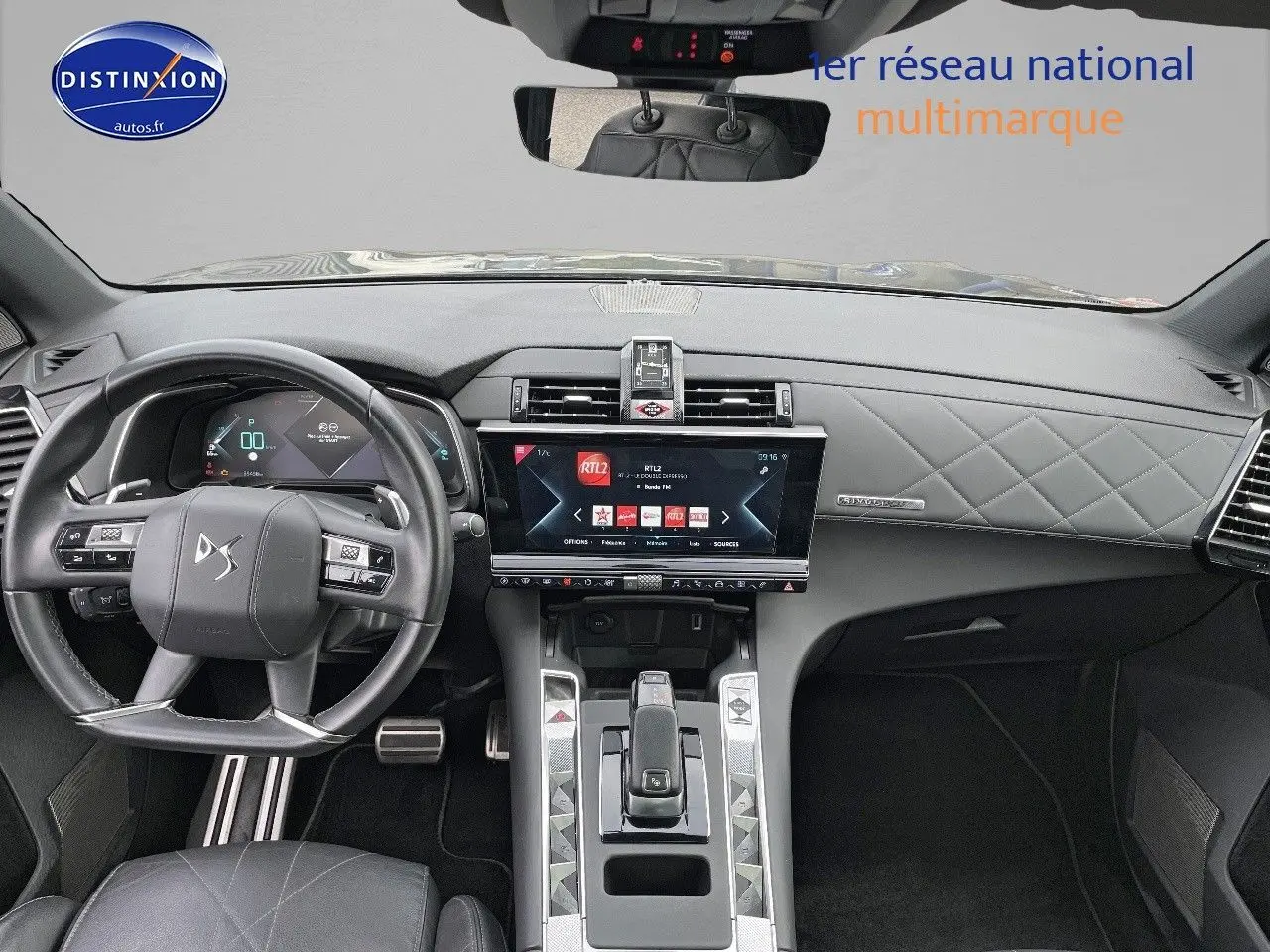Intérieur noir du DS7 Crossback E-TENSE 2021, vue frontale sur le tableau de bord et volant multifonction.