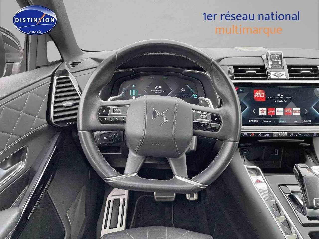 Vue centrée sur le volant cuir noir et le tableau de bord numérique du DS7 Crossback E-TENSE 2021.