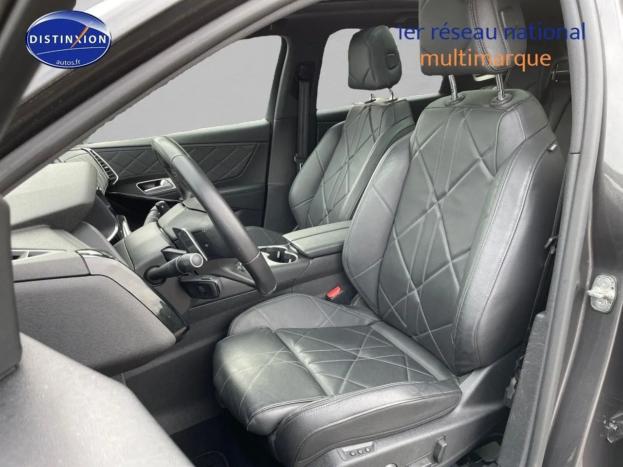 Vue intérieure côté conducteur du DS7 Crossback 2021, sièges en cuir noir matelassé avec surpiqûres croisées.