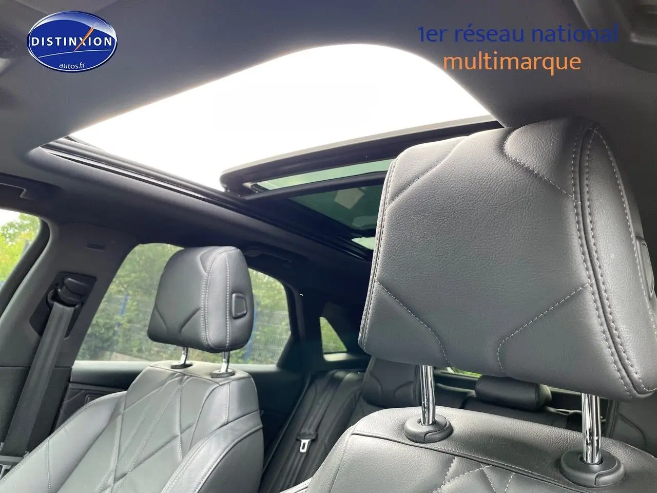 Gros plan sur les sièges avant en cuir noir et le toit ouvrant panoramique du DS7 Crossback E-TENSE 2021.