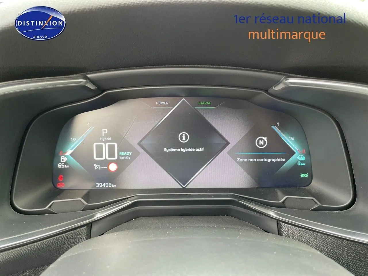 Tableau de bord numérique du DS7 Crossback E-TENSE 2021 montrant le système hybride actif et l'autonomie restante.