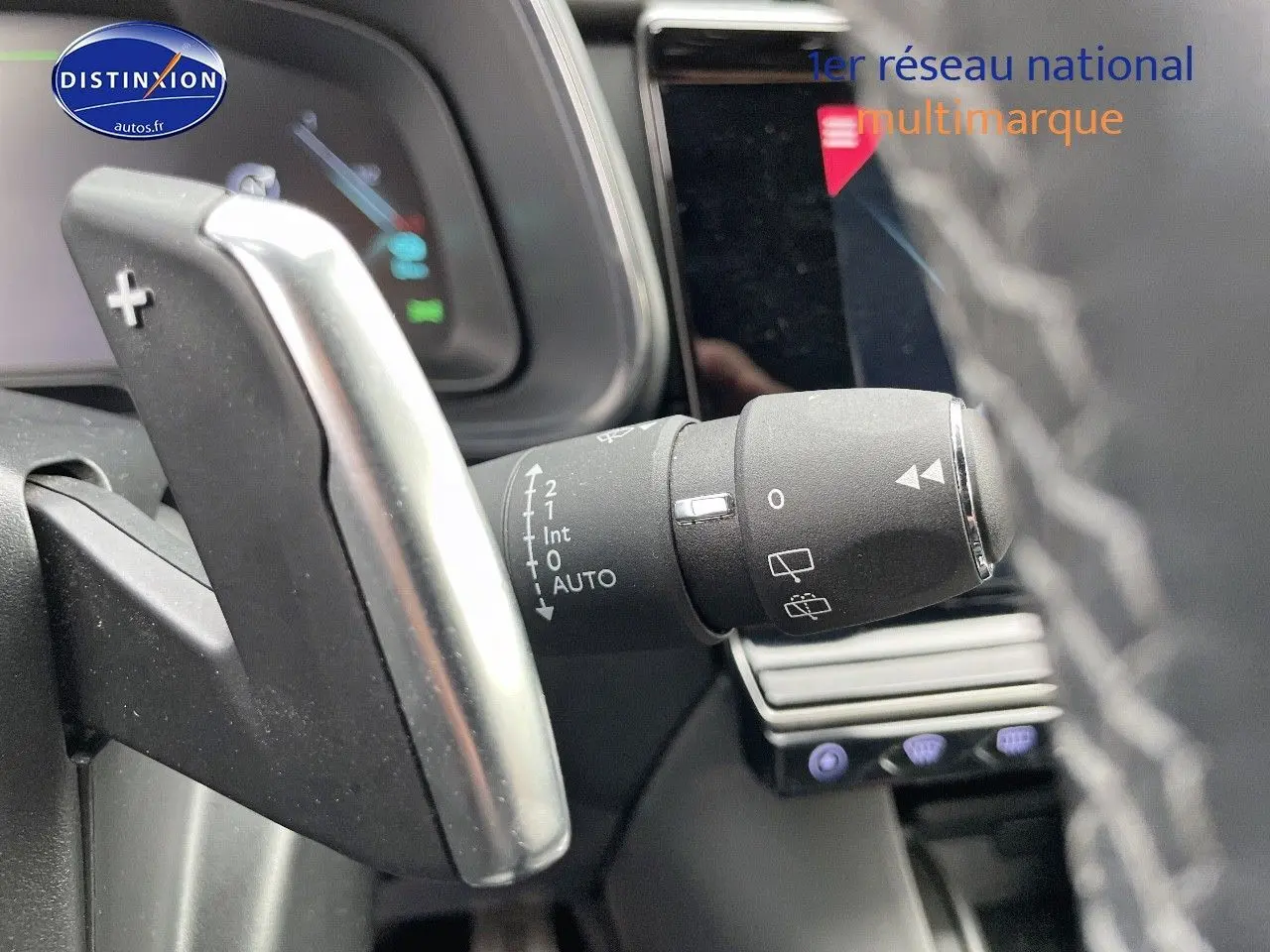 Gros plan sur la palette de changement de vitesse + côté gauche du volant du DS7 Crossback gris platinium 2021.