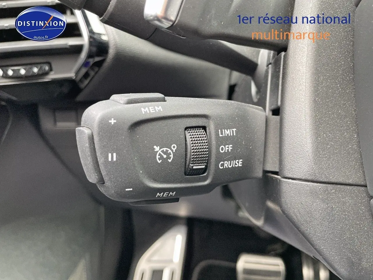 Gros plan sur la commande de régulateur de vitesse du DS7 Crossback E-TENSE 225CH, intérieur noir.