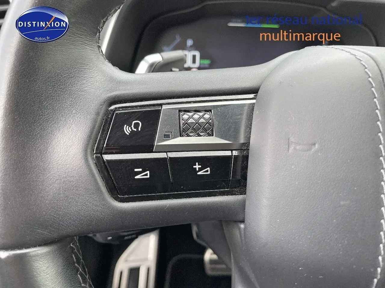 Gros plan sur les commandes gauche du volant cuir noir du DS7 Crossback E-TENSE 2021, finition Grand Chic.