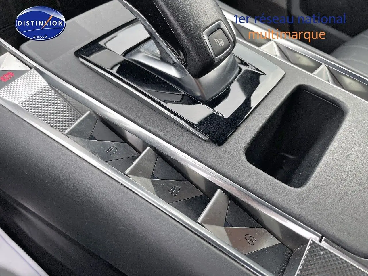 Gros plan sur la console centrale du DS7 Crossback 2021, mettant en valeur le levier de vitesses et les boutons de commande.