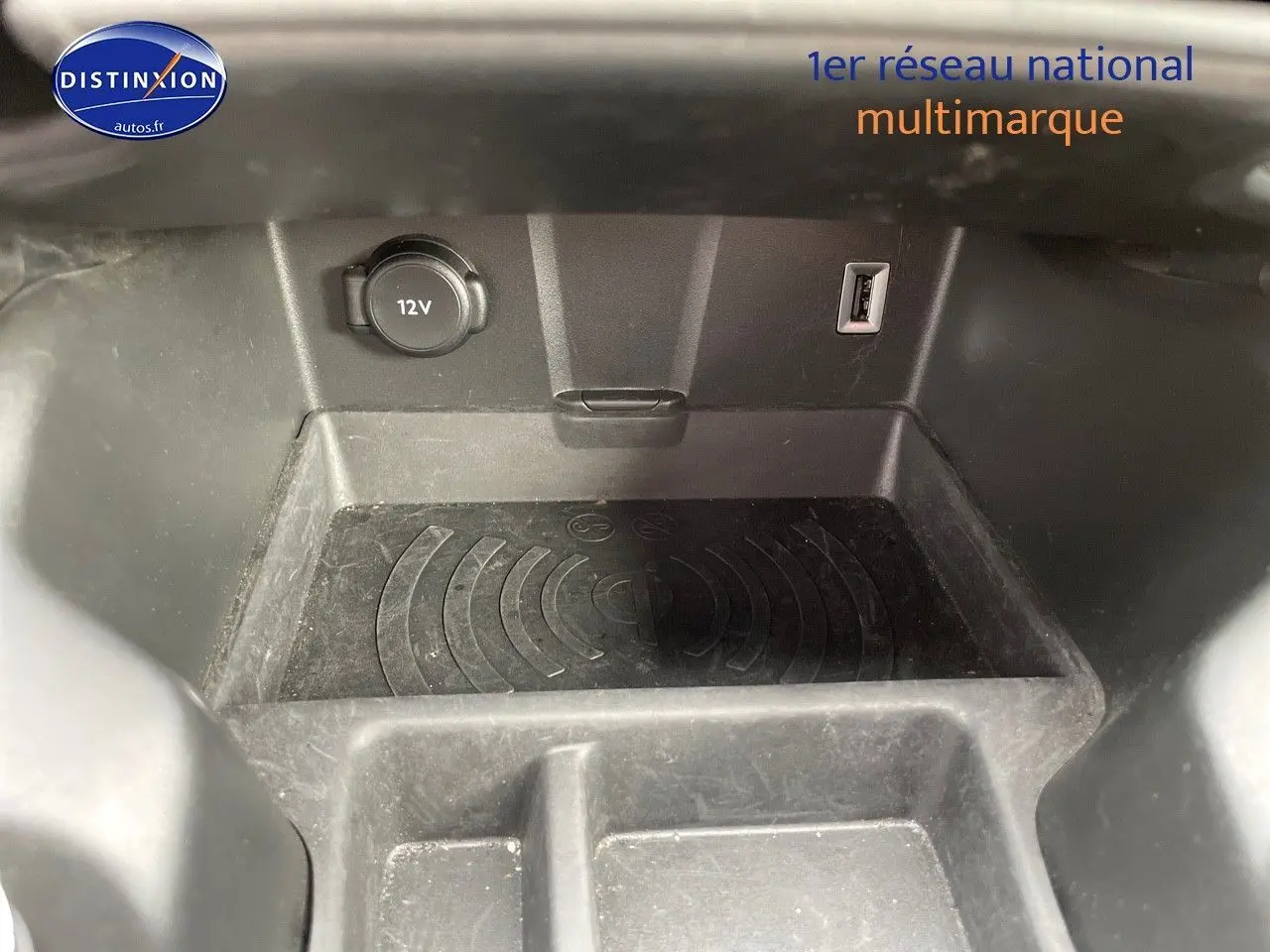 Gros plan sur la console centrale du DS7 Crossback E-TENSE 2021, montrant prise 12V et port USB intégrés.