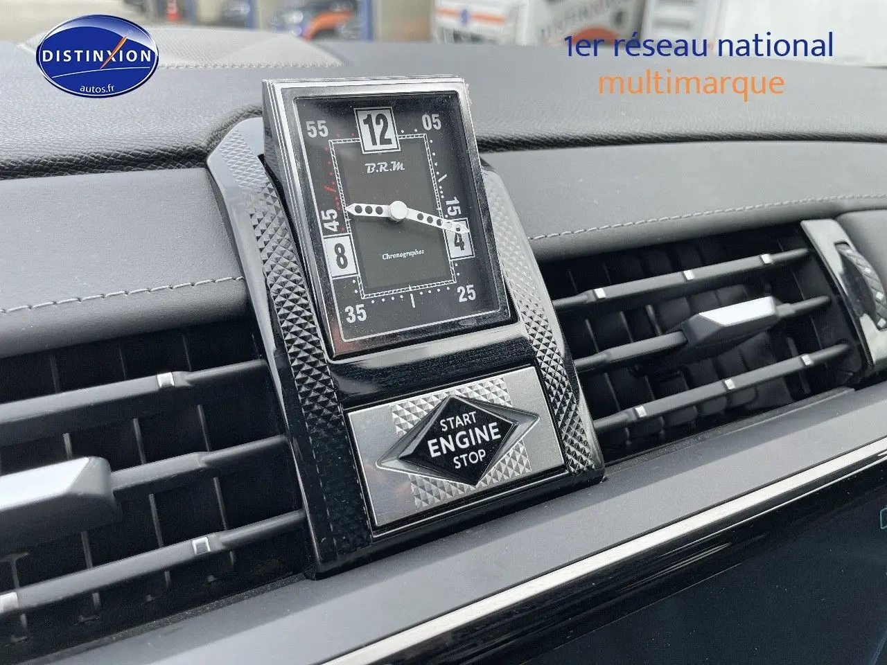 Gros plan sur la montre B.R.M et le bouton start engine stop intégrés au tableau de bord du DS7 Crossback gris platinium.