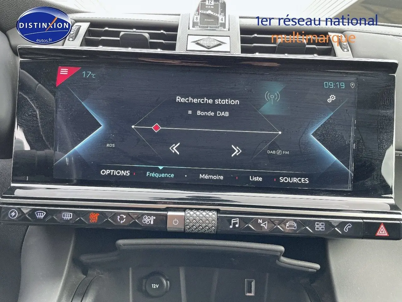 Écran tactile central du DS7 Crossback gris platinium montrant la recherche d’une station radio en mode DAB.