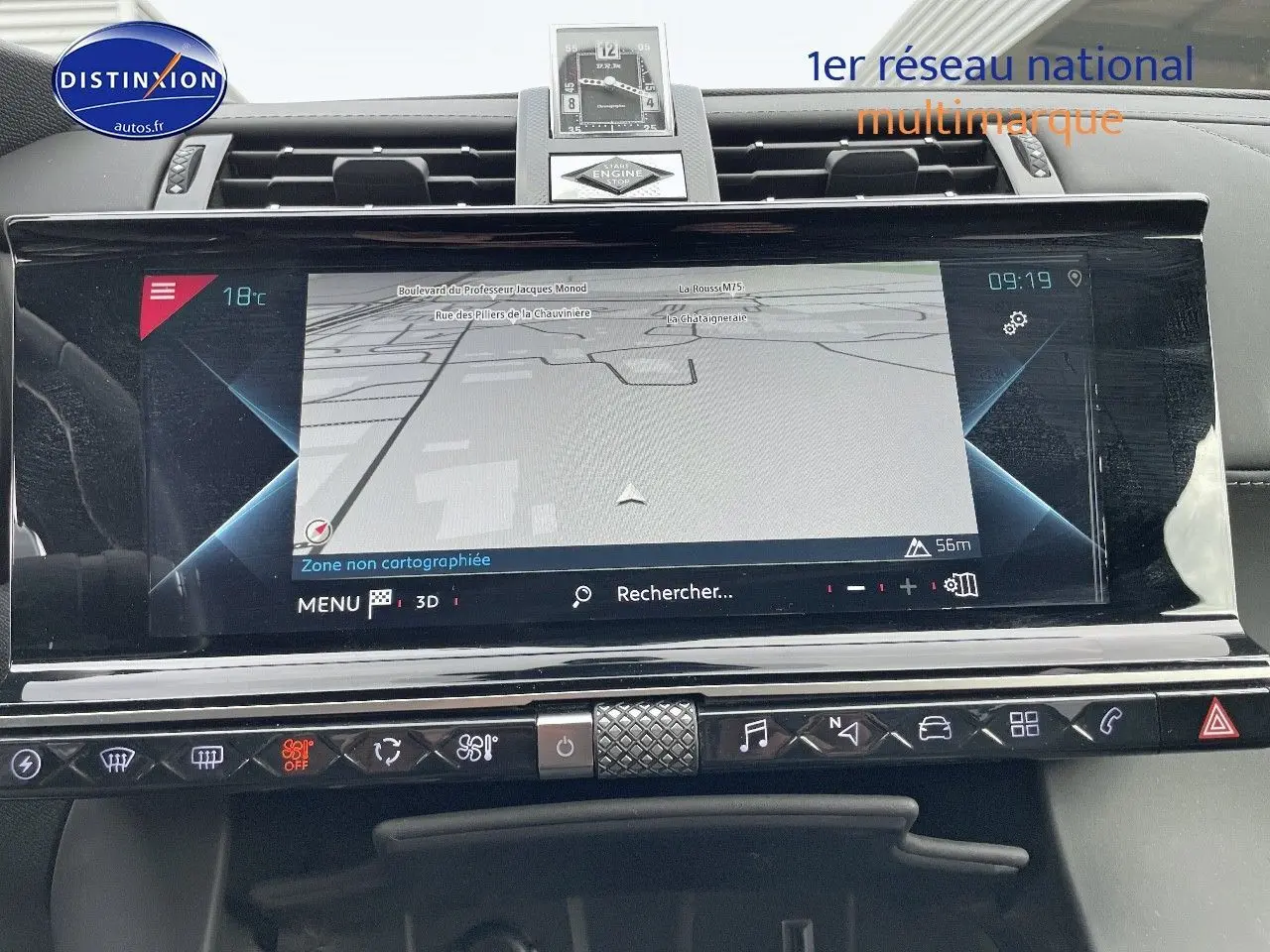 Tableau de bord du DS7 Crossback E-TENSE 2021 avec écran tactile de navigation et horloge digitale intégrée.