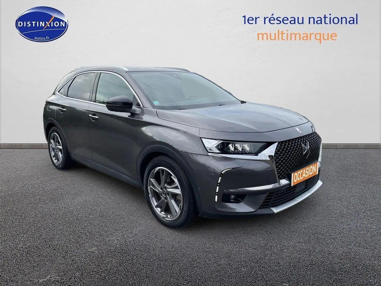 DS7 Crossback E-TENSE gris platinium métal en 3/4 avant droit, avec calandre distinctive et jantes alliage biton.