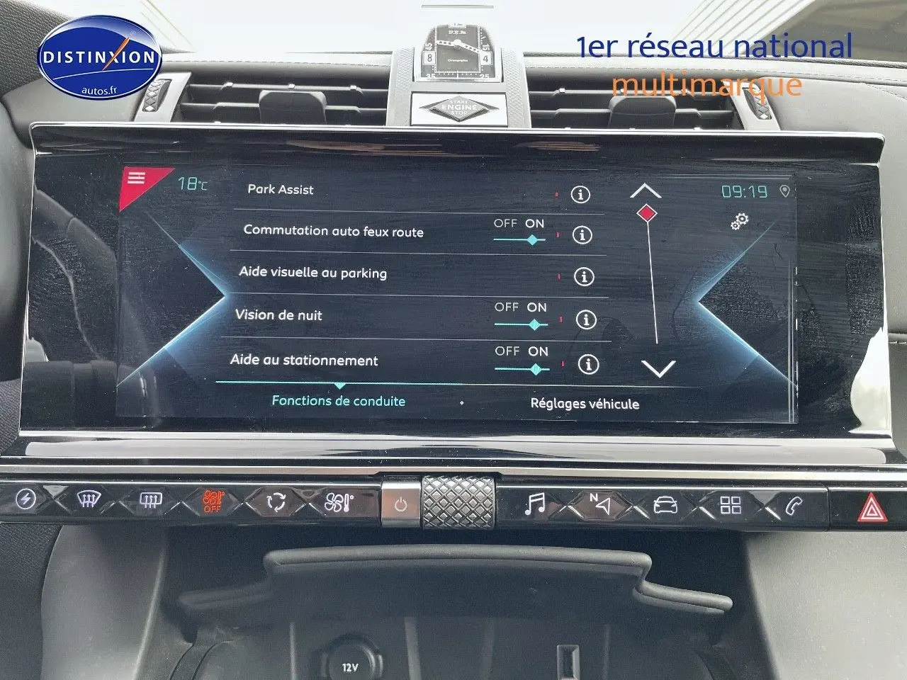 Écran tactile central du DS7 Crossback gris platinium, affichant les réglages d’aide à la conduite en intérieur.