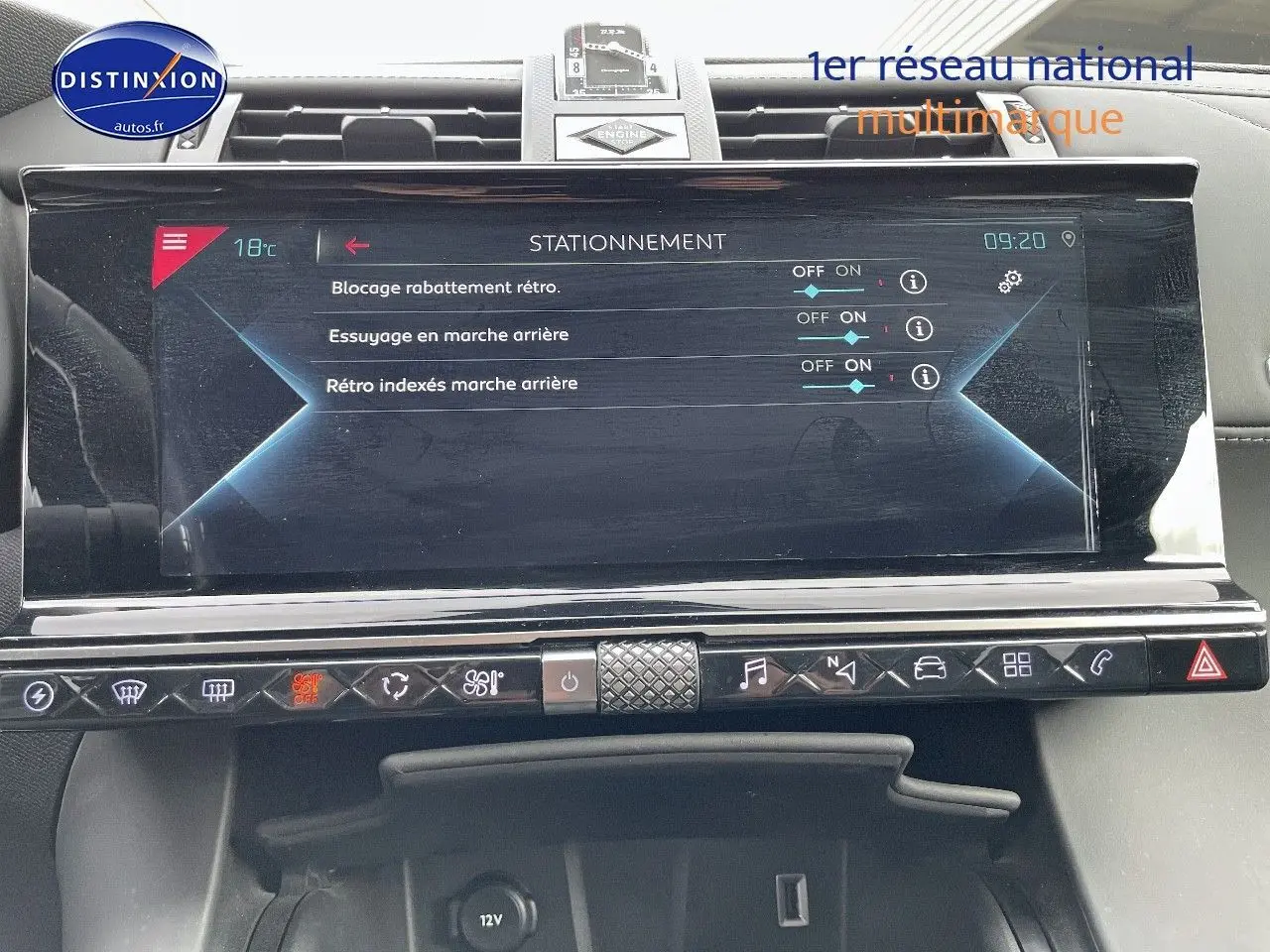 Écran tactile central du DS7 Crossback E-TENSE 2021 affichant les réglages de stationnement et assistances.