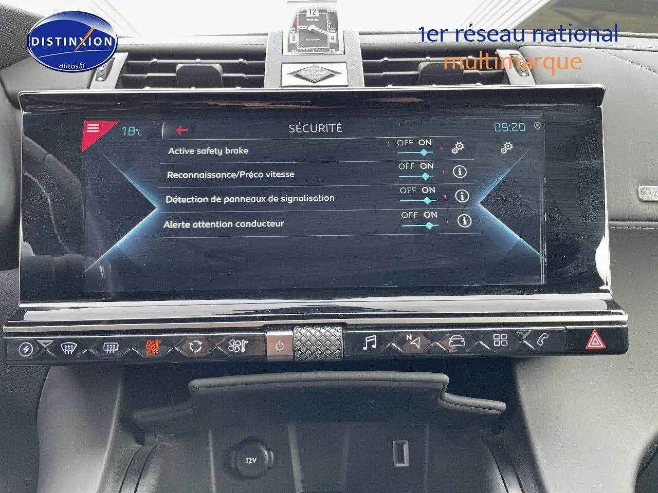 Vue rapprochée de l'écran tactile central du DS7 Crossback 2021 gris platinium, affichant les réglages de sécurité active.
