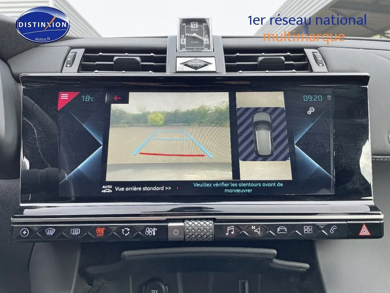 Écran tactile central du DS7 Crossback E-TENSE 2021 montrant la caméra de recul et l'affichage de stationnement assisté.
