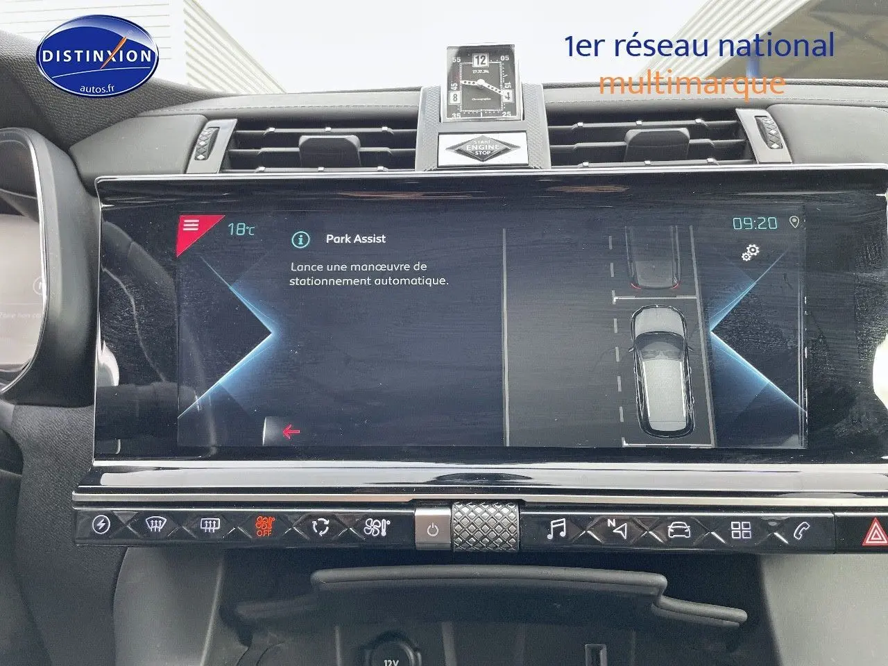 Écran tactile central du DS7 Crossback E-TENSE 2021 affichant l'assistance au stationnement dans un intérieur moderne noir.