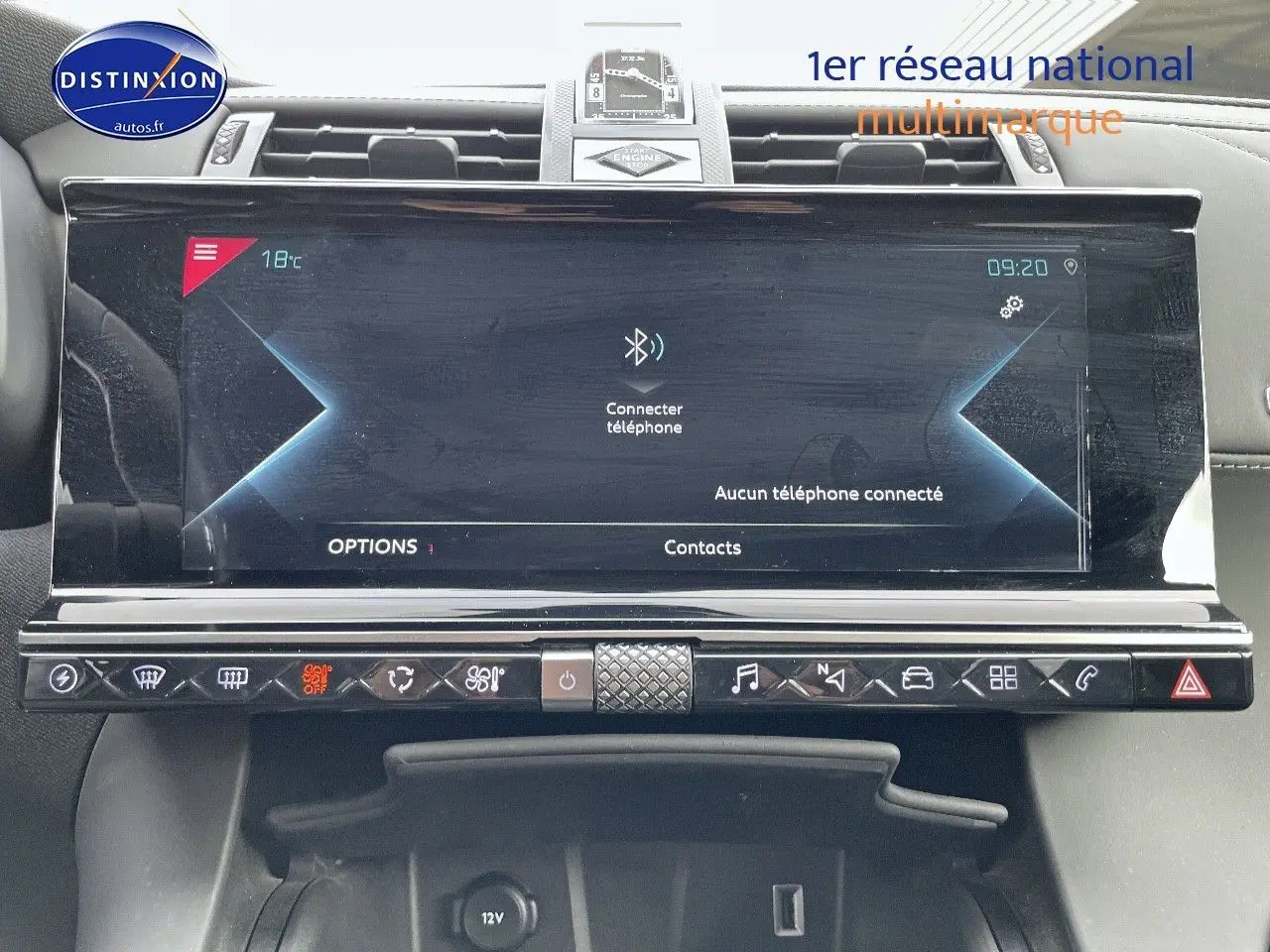 Tableau de bord du DS7 Crossback E-TENSE 2021 avec écran tactile et commandes climatisation en vue frontale rapprochée.