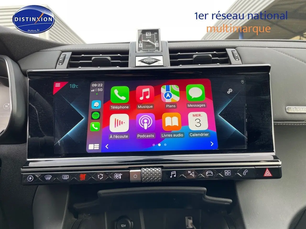 Vue rapprochée du tableau de bord du DS7 Crossback E-TENSE 2021 avec écran tactile et horloge centrale intégrée.