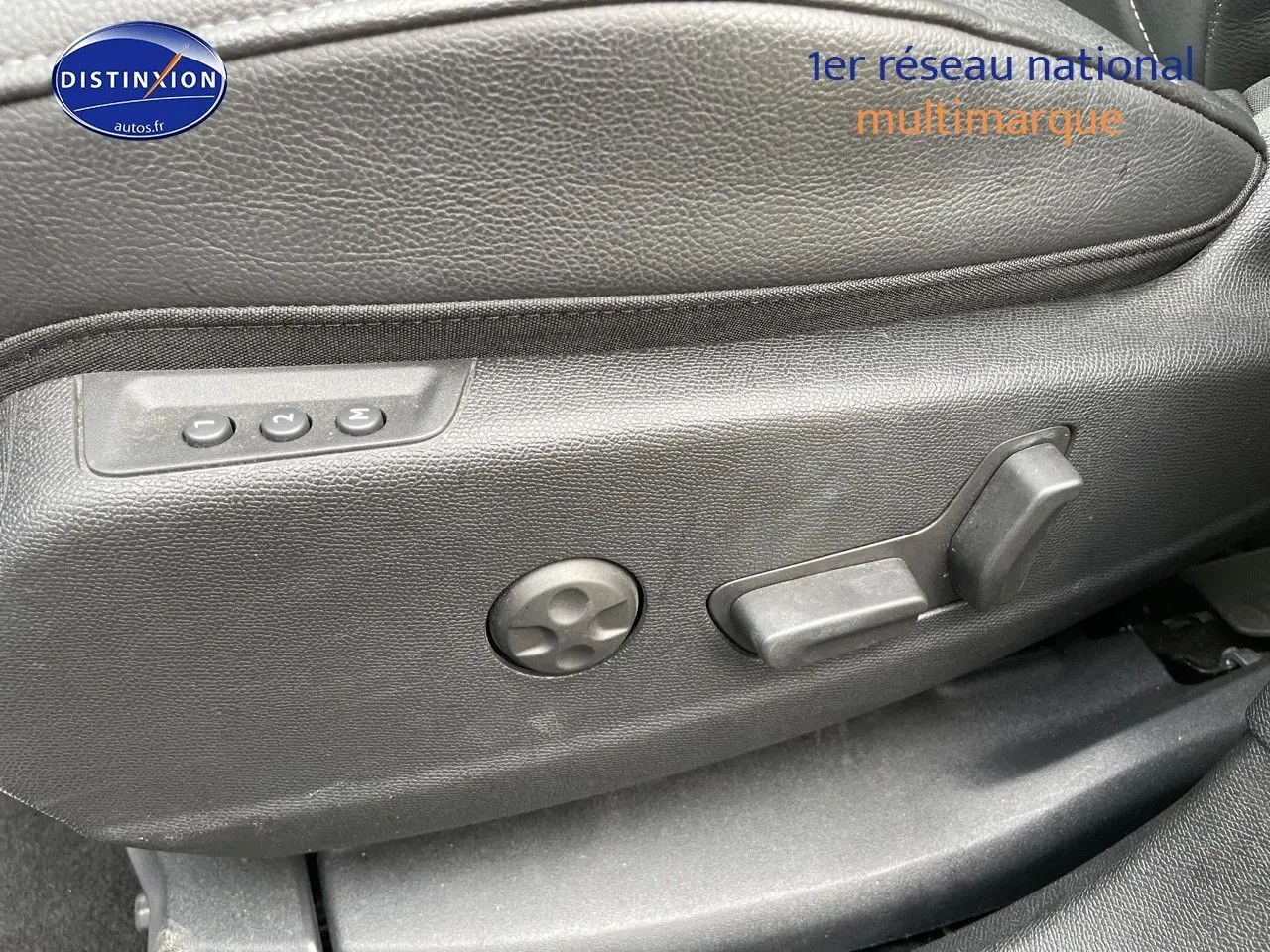 Détail des commandes de réglage électrique du siège conducteur en cuir noir du DS7 Crossback E-TENSE 2021.