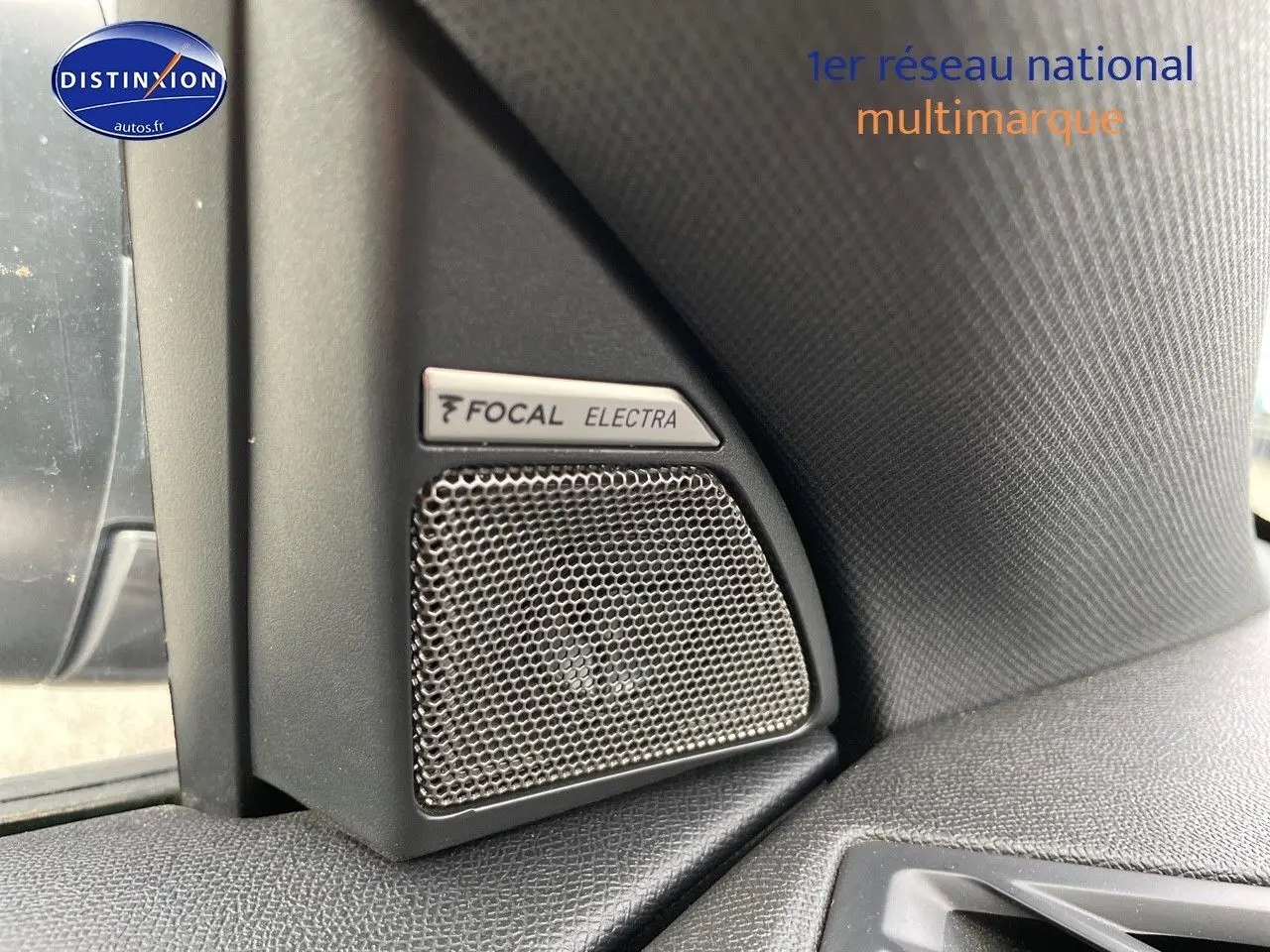 Gros plan sur l'enceinte Focal Electra intégrée côté gauche du tableau de bord d'un DS7 Crossback 2021.