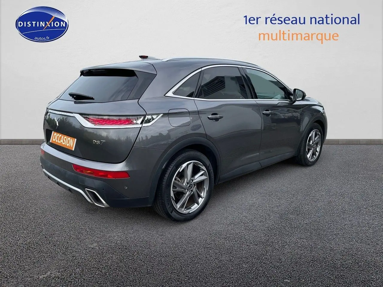 Vue 3/4 arrière droite du DS7 Crossback E-TENSE gris platinium métallisé avec jantes alliage et feux LED distinctifs.