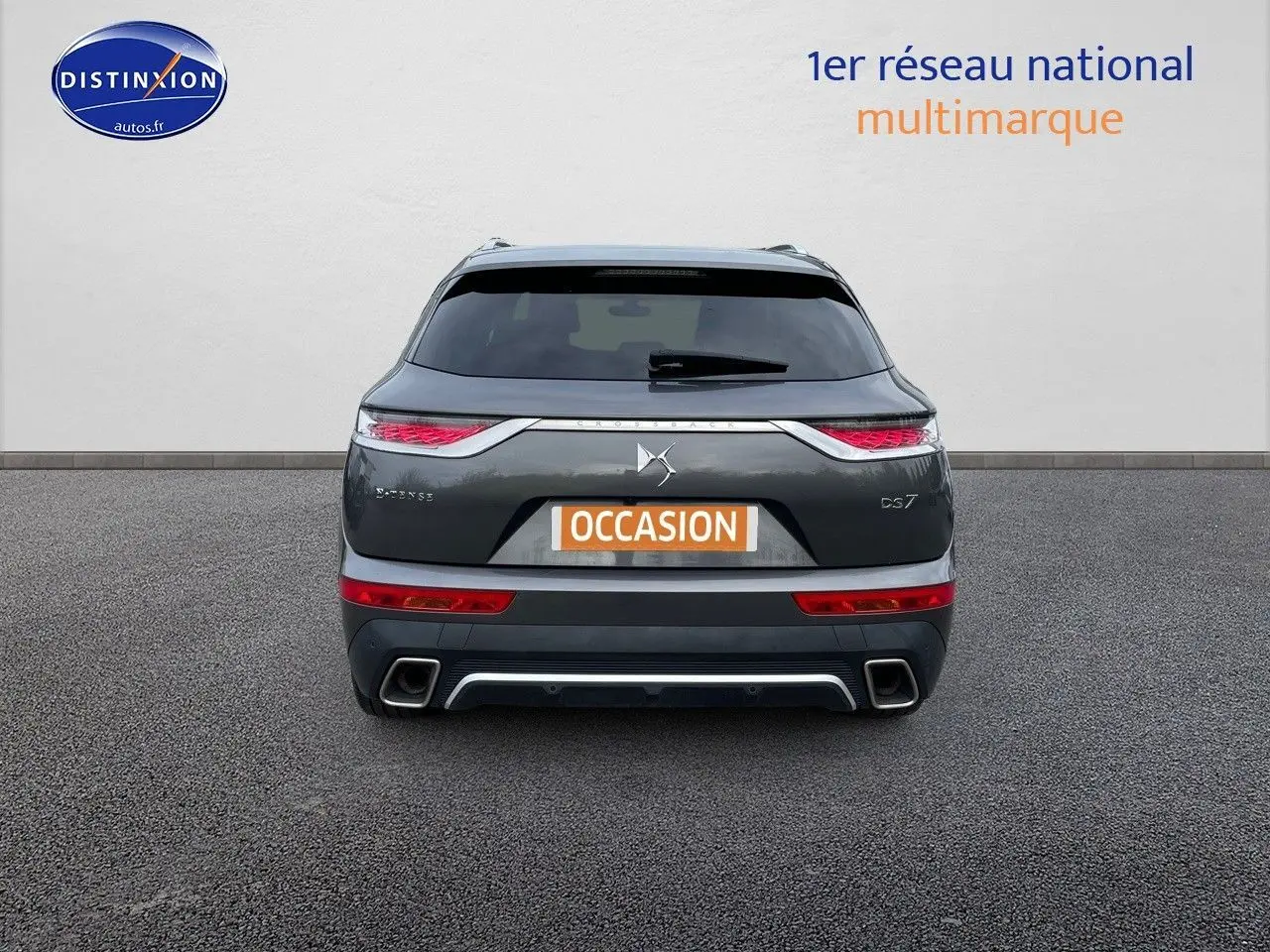 Vue arrière d'un DS7 Crossback gris platinium métal avec feux LED et double sortie d'échappement carrée.