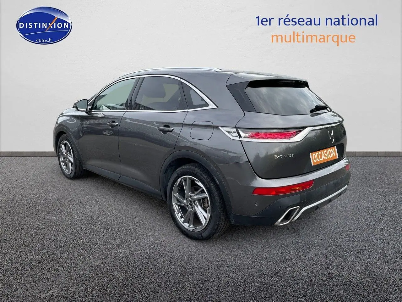 Vue 3/4 arrière droite du DS7 Crossback E-TENSE gris platinium métallisé avec jantes bi-ton et feux LED distinctifs.