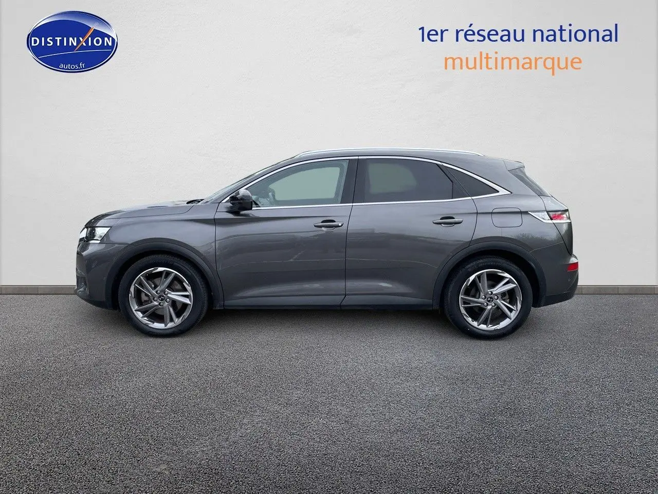 Profil droit d'un DS7 Crossback hybride rechargeable gris platinium métallisé, soulignant ses lignes élégantes et ses jantes bi-ton.