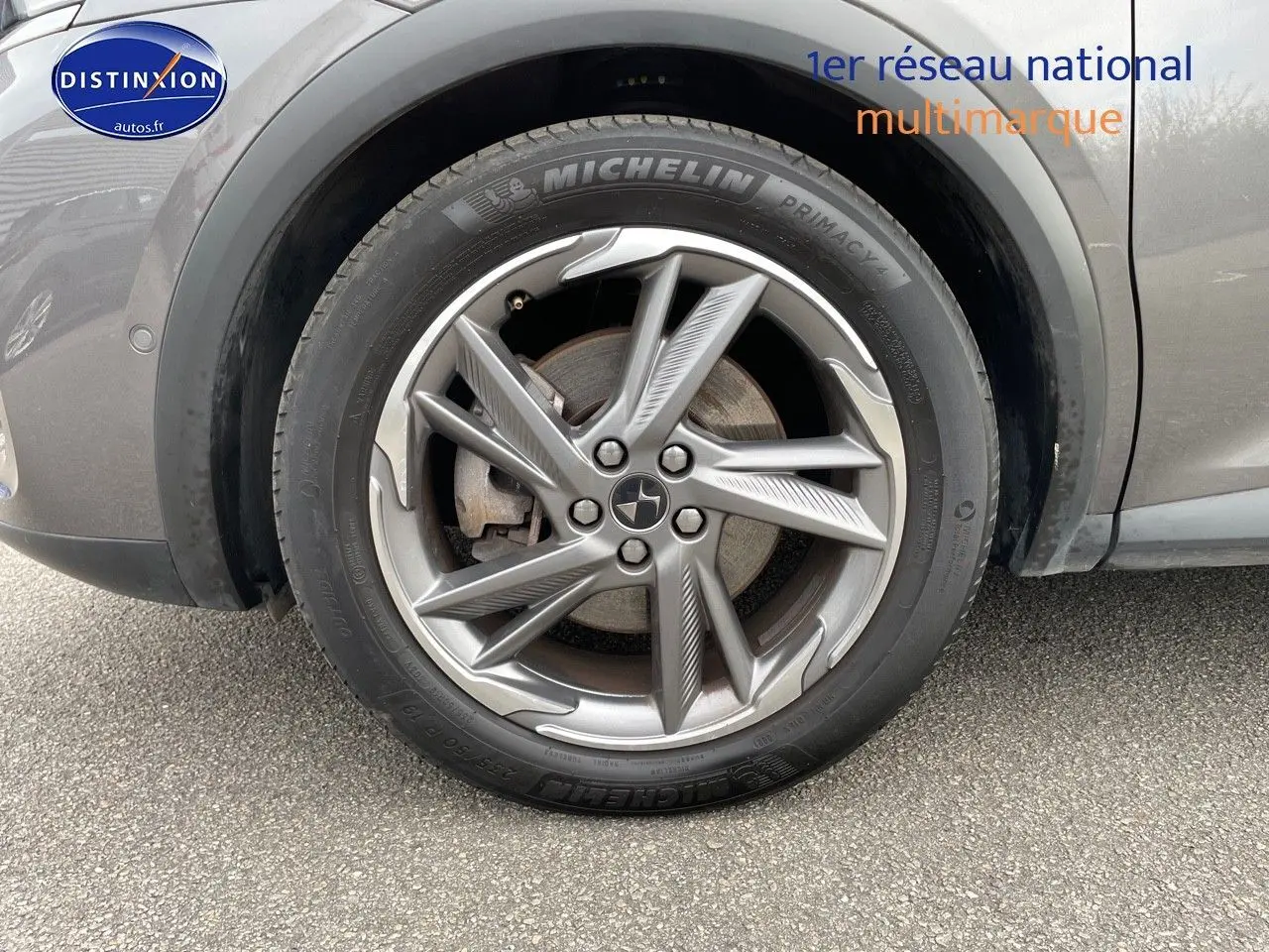 Gros plan sur la roue avant gauche du DS7 Crossback gris platinium avec jante alliage design étoilé.