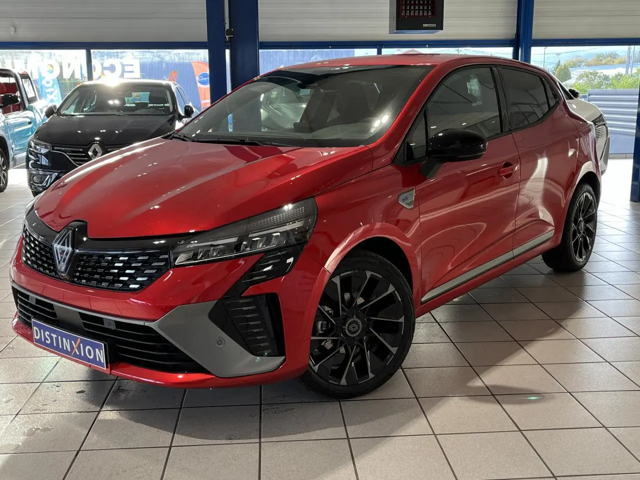 Renault Clio 2024 rouge vue 3/4 avant droit avec jantes noires et détails Esprit Alpine visibles