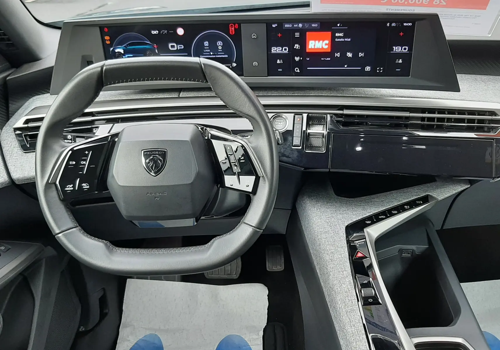 Vue intérieure du tableau de bord et volant du Peugeot 3008 III HYBRID 145 Allure e-DSC6 2025, avec écran numérique panoramique et finition gris noir.