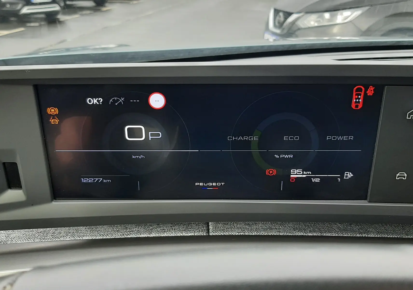 Affichage numérique du tableau de bord du Peugeot 3008 III Hybrid 145 Allure, vue intérieure face au conducteur.