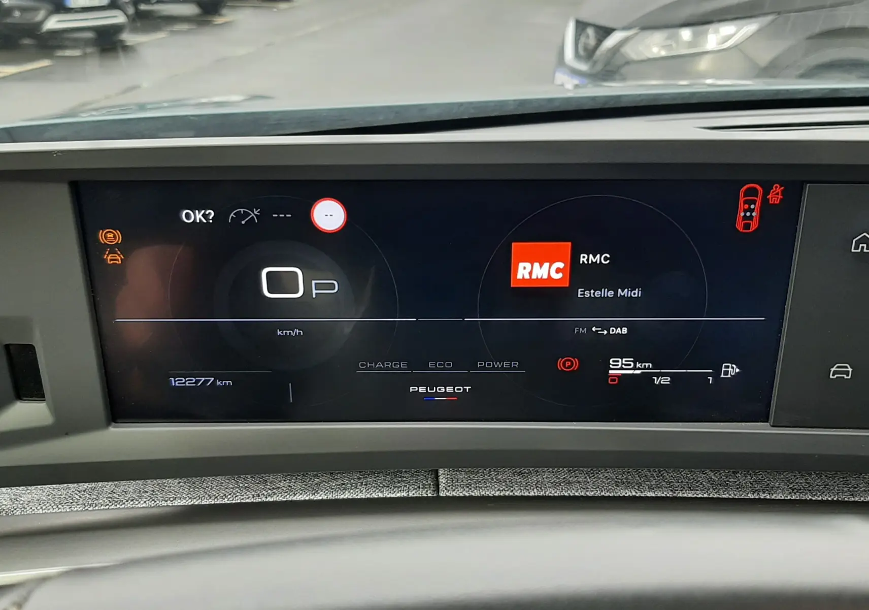 Tableau de bord numérique du Peugeot 3008 III Hybrid 145 Allure, affichage moderne avec infos vitesse et radio RMC.