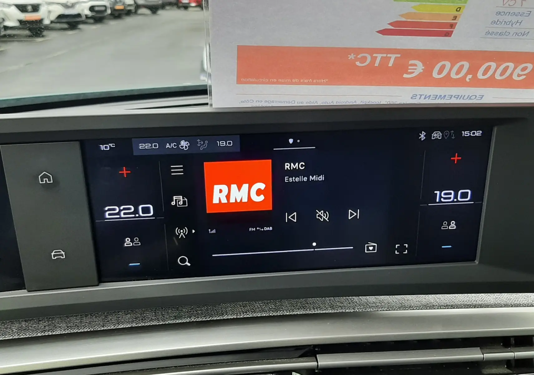 Vue intérieure du tableau de bord du Peugeot 3008 III Hybrid 145 Allure, écran tactile central affichant la radio RMC.