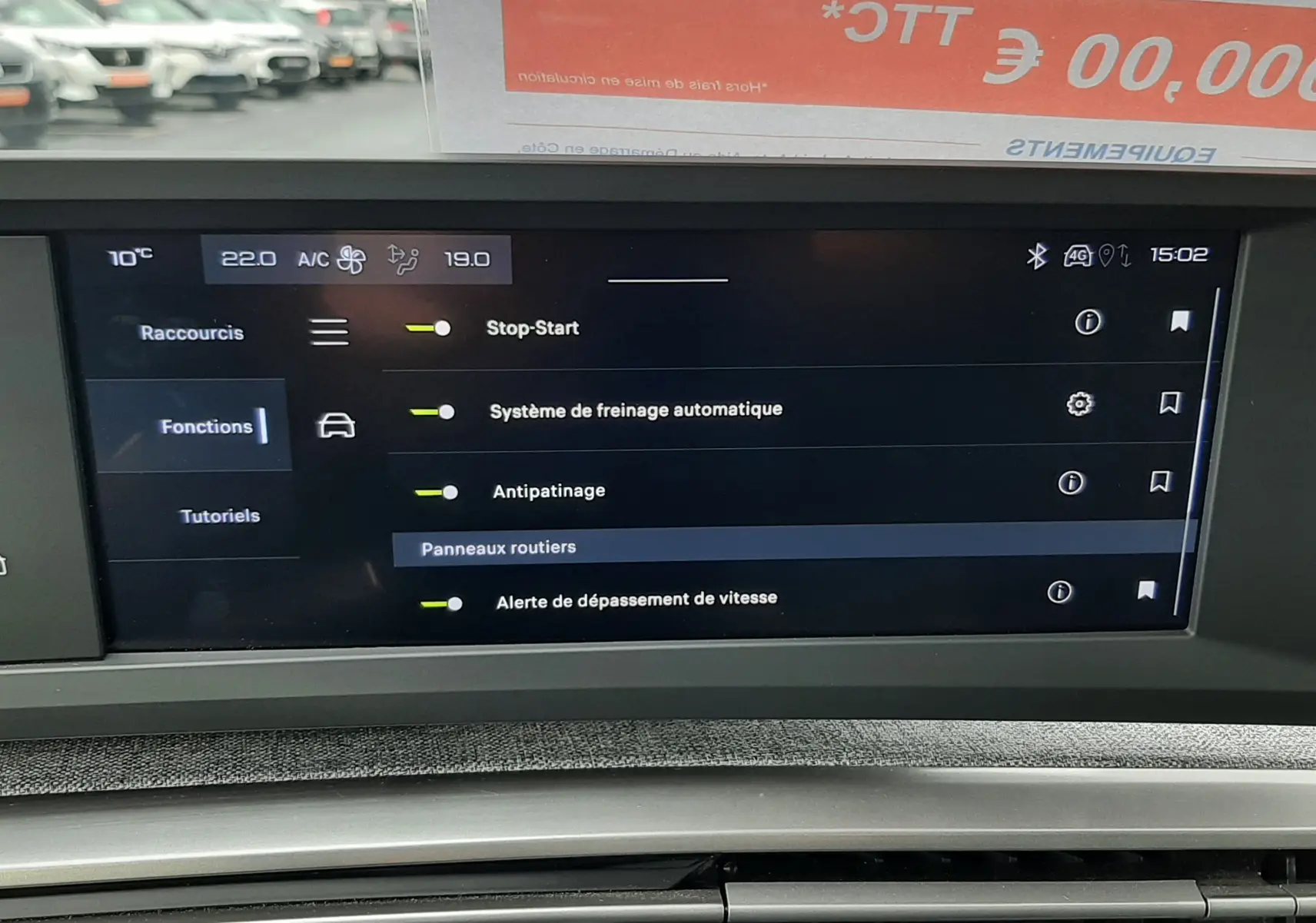 Écran tactile central du Peugeot 3008 III Hybrid 145 Allure montrant les fonctions d’aide à la conduite, intérieur gris noir.