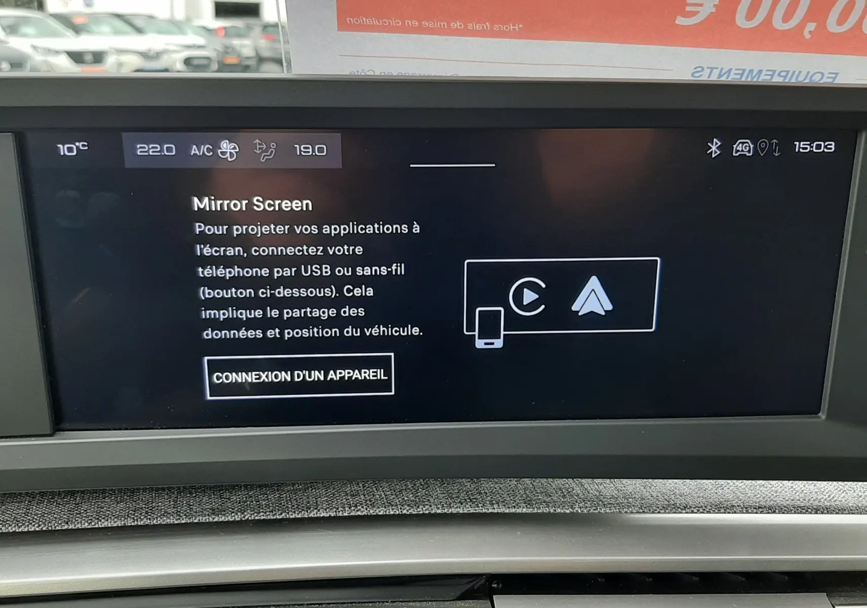 Écran tactile central du tableau de bord du Peugeot 3008 bleu Ingara, affichant l'option Mirror Screen.