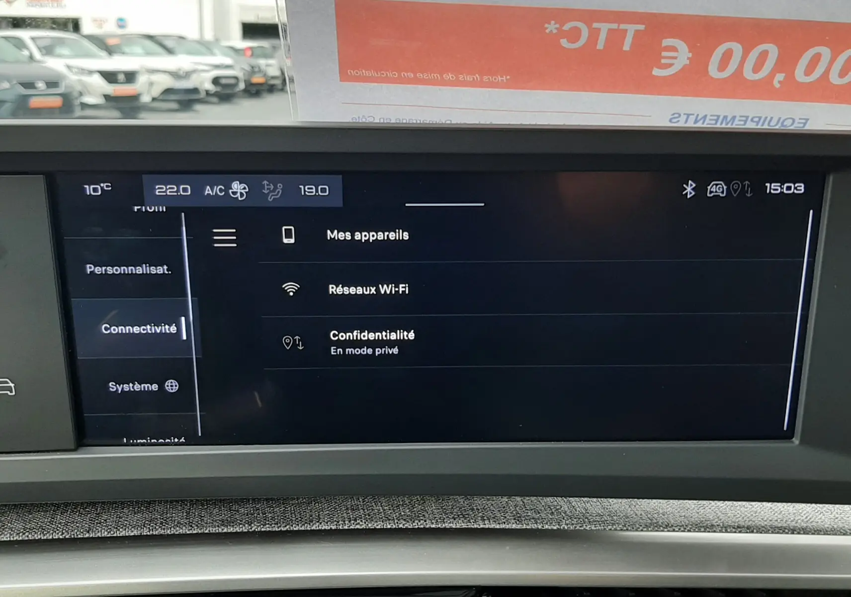 Écran tactile central du Peugeot 3008 III Hybrid 145 Allure en vue rapprochée, affichant les réglages connectivité et climatisation.