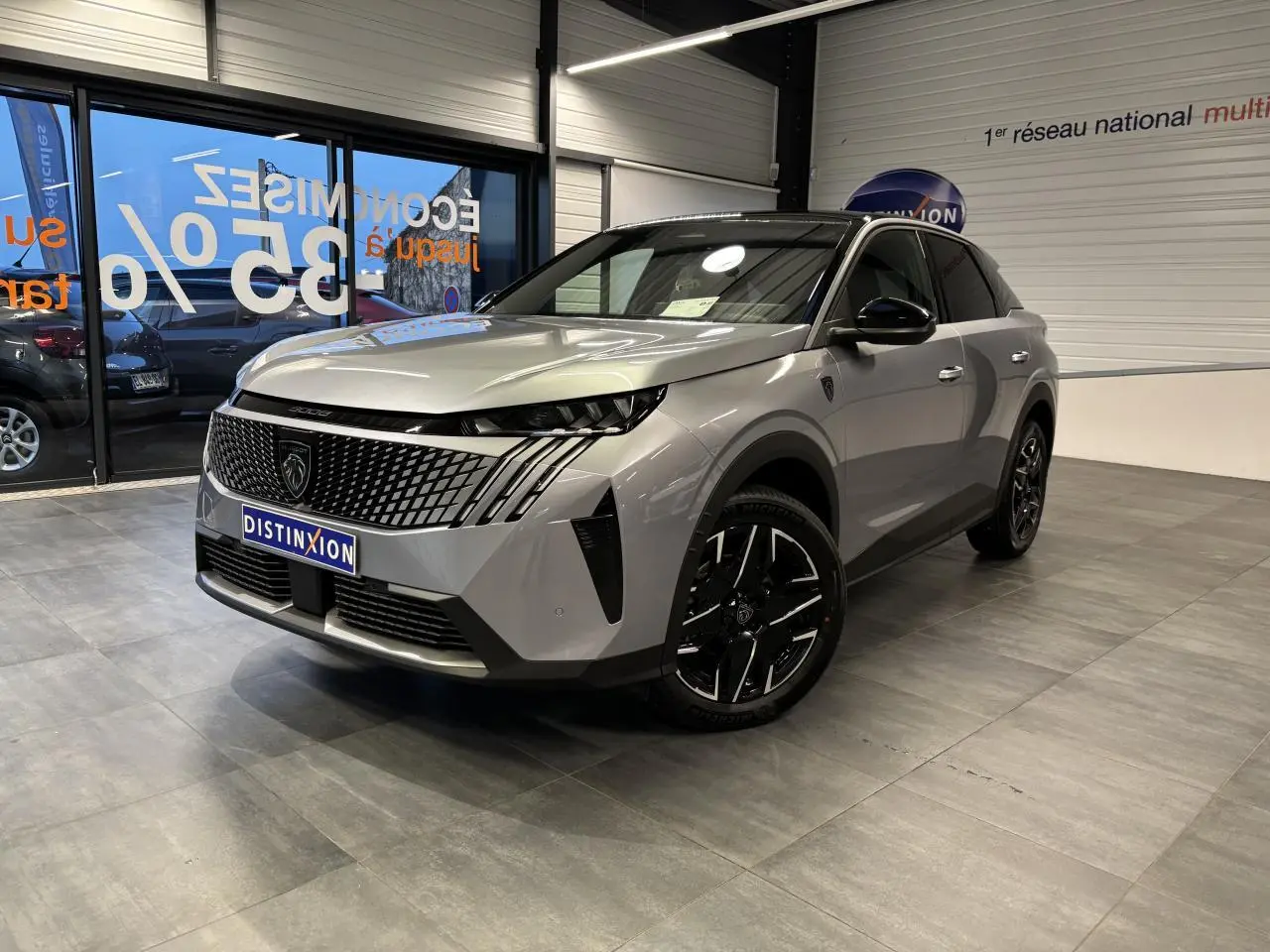 Peugeot 3008 gris Artense en 3/4 avant droit, avec calandre noire laquée et jantes alliage 19'' diamantées.